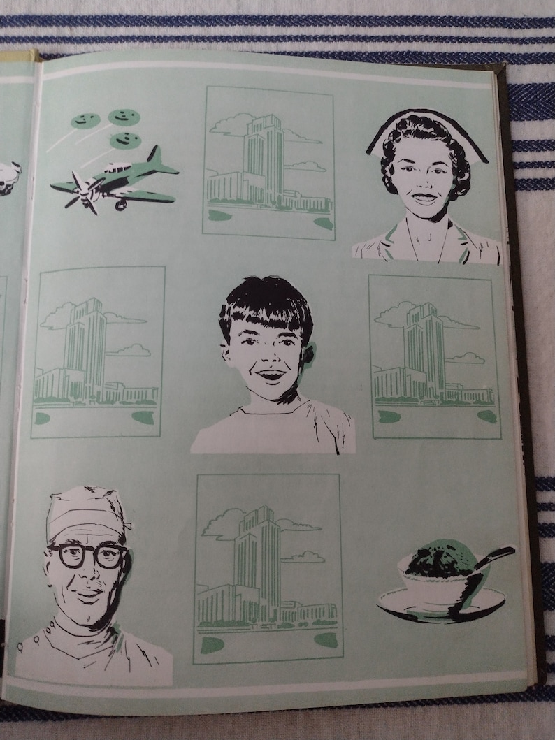 Op de afbeelding: Een vintage boek met illustraties van een gebouw, een vliegtuig, een verpleegster, een jongen, een man met een bril en een kom ijs. Het boek heeft een groene kaft met witte illustraties.