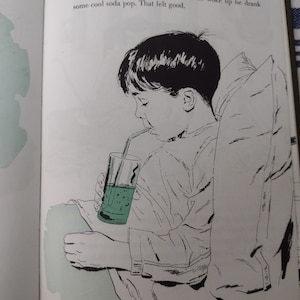 Op de afbeelding: Een zwart-witte illustratie van een jonge jongen die in bed zit en een groene frisdrank drinkt met een rietje. De tekst in de afbeelding luidt: "Stevie dozed off for a nap. When he woke up he drank some cool soda pop. That felt good."