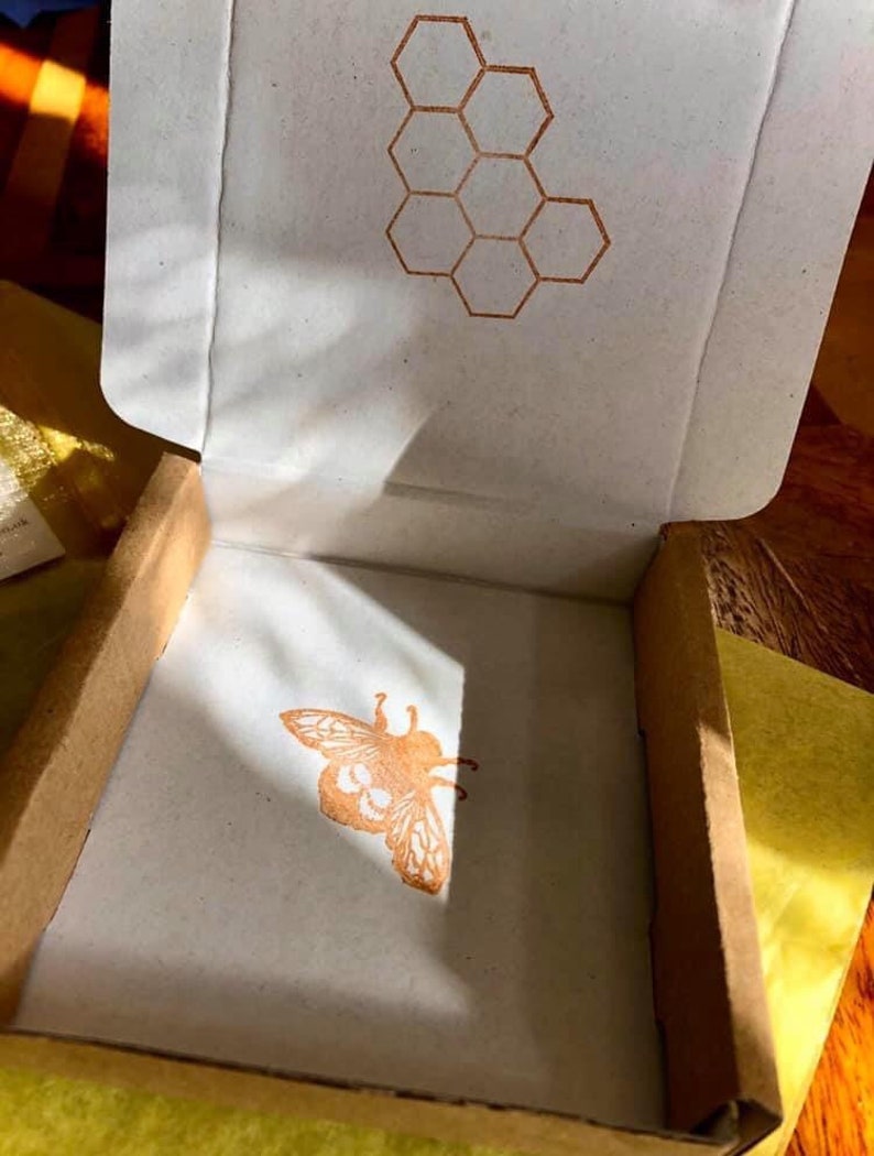 Letterbox Giftbox birthdayanniversarymissing youtreat yourself Beautiful /'bee on honeycomb/' keyringkey fob.