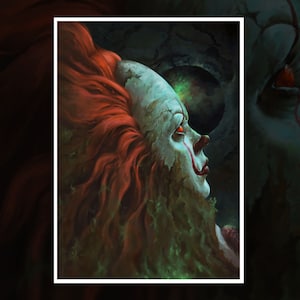 Op de afbeelding: Een close-up portret van een griezelige clown met rood haar en groen mos dat op zijn gezicht groeit. De clown kijkt omhoog met een droevige uitdrukking. De achtergrond is donker en wazig.