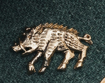 Réplica de insignia medieval de jabalí. Pin de peregrino para sombrero o capa, para traje renacentista de los siglos XIV y XV.