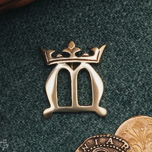 Mittelalterliches Pilgerabzeichen mit dem Buchstaben M(Saint Mary, Königin von HAven). Pilgrim Pin für einen Hut oder Umhang, für Tracht 14.-15 Jahrhunderte.