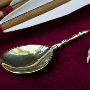 Mittelalterlicher goldener (Messing) Löffel aus dem Cluny Museum. Kopie des Artefakts für das Reenactment des späten 14.