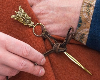 Longue épingle annelée viking pour capes et capes lourdes avec la tête du dieu nordique Thor. Broche unisexe slave en laiton, reconstitution du Xe siècle.