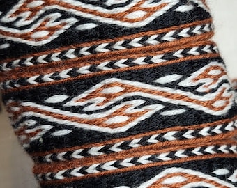 Tablet-woven wool belt. Dragon heads. Viking reenactment. Inspiration from the brocaded belt, Dublin, 10th century. Black, White, and Copper
