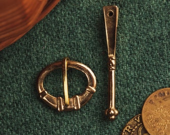 Conjunto de cinturón vikingo, recreación histórica del siglo X. Hebilla y extremo de correa de latón para cinturón de 1 cm de ancho. Lugar de hallazgo: Haithabu, Dinamarca. Modelo 2.