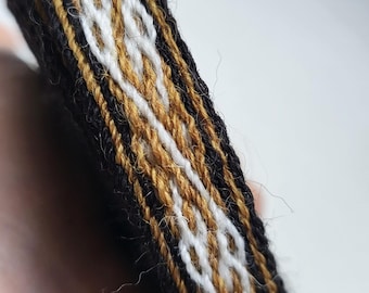 Tablet-woven wool belt. Dragon heads. Viking reenactment. Inspiration from the brocaded belt, Dublin, 10c. Missed hole technique. Gold.