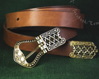 El largo cinturón medieval de cuero basado en el Museo del Bargello para la recreación del traje del siglo 15. Florencia, Italia.