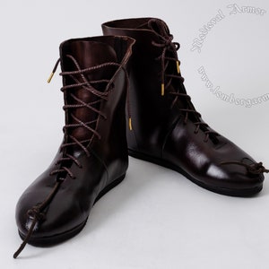 Buhurt-schoenen met bandjes voor de sabatons. Uniseks middeleeuwse gevechtslaarzen. Renaissanceschoenen voor volledig contact. Re-enactment- en LARP-laarzen.