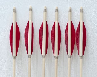 Flechas rojas de madera para tiro con arco tradicional y medieval. Flechas de tilo con asta auténtica y plumas naturales.