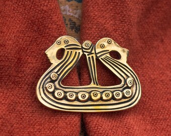 Drakkar drakkar vikingo peroné. Pasador de recreación 800-1050 AD. El broche original fue encontrado en la isla de Fyn, Dinamarca.