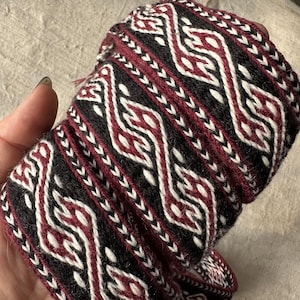 Tablet woven wool belt. Dragon heads. Viking reenactment. Inspiration from the brocaded belt, Dublin, 10th century. Used 24 tablet cards.