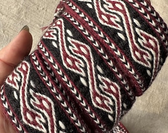 Tablet woven wool belt. Dragon heads. Viking reenactment. Inspiration from the brocaded belt, Dublin, 10th century. Used 24 tablet cards.