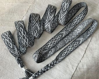 Tablet-Woven Wool Belt – Viking Age Inspired Reenactment Belt, 20 Cards, Grey & White.