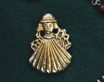 Shell Medieval badge. A man in a pilgrim’s hat and a long coat. Pin for a hat or a cloak, for Renaissance costume 13th -14th centuries.