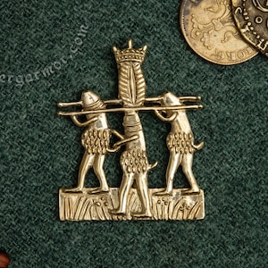 Insignia de peregrino medieval desvergonzado Falos que llevan una vulva sobre un féretro. Réplica de la insignia del siglo XIV-XV, para trajes renacentistas medievales