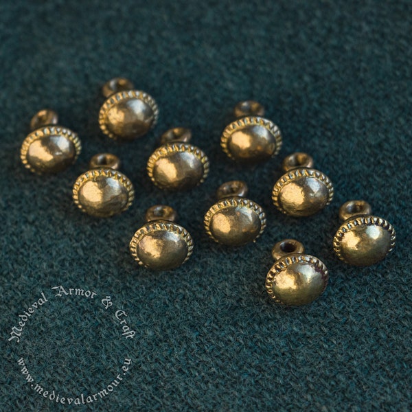 Boutons dorés (laiton) pour costume médiéval. Reconstitution XIVe-XVe siècles. Décorez parfaitement un pourpoint, une capuche ou des robes historiques.