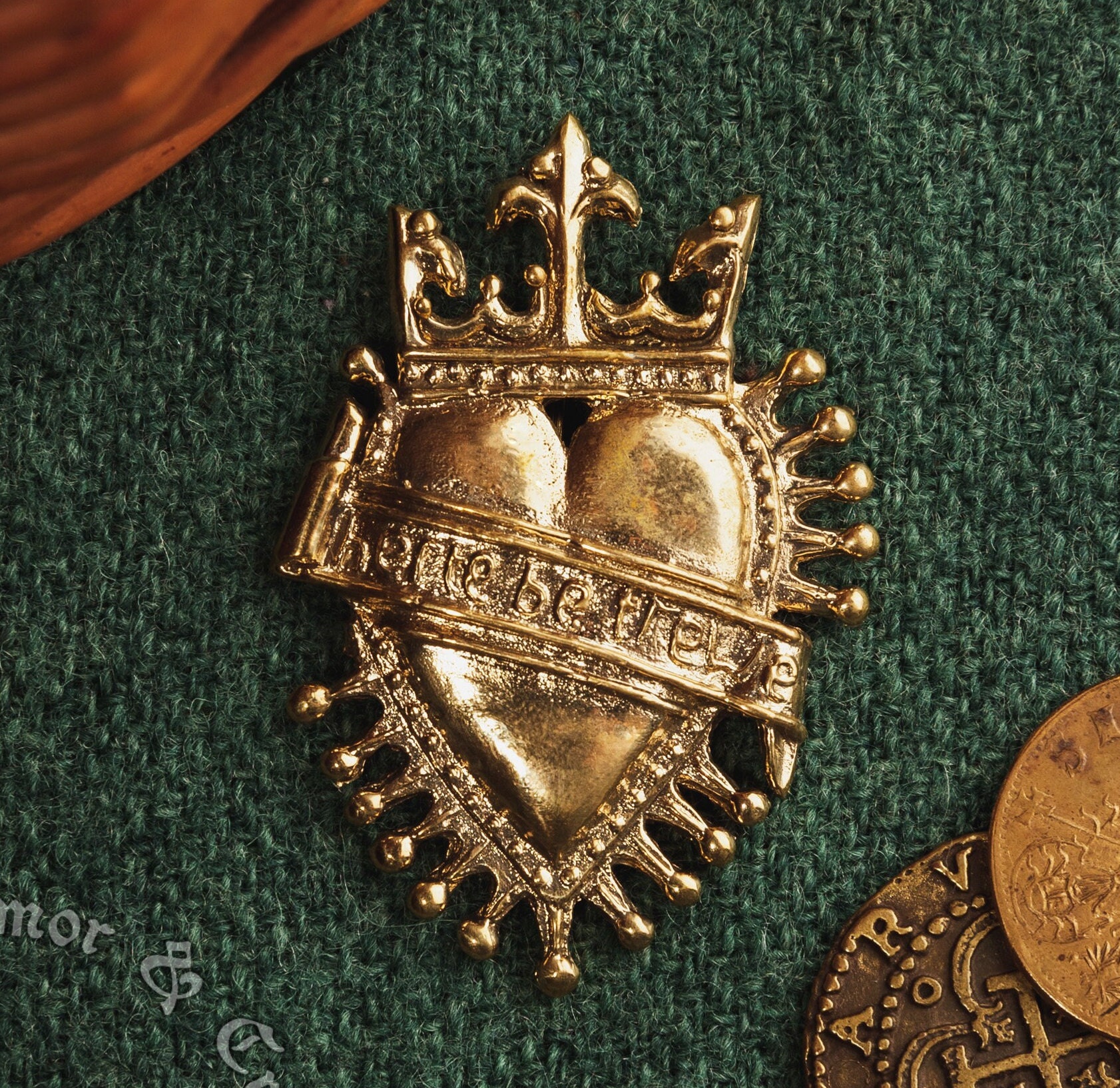 The Crowned Heart Medieval Badge Replica.pilgrim Pin for a Hat or
