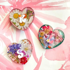 Torkad blommig initial telefongrepp