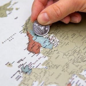 Mappa del mondo da grattare - Mappa di viaggio dettagliata unica - Stati delineati - Perfetto per creare mappe con puntine / COMPASS MAP