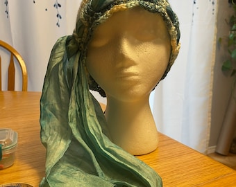 Crocheted beanie with scarf pockets