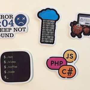 Peut inclure: Cinq autocollants en vinyle sur le th&egrave;me de la programmation : un graphique bleu Error 4:04 Sleep Not Found, un nuage bleu avec du code binaire, trois biscuits bruns r&eacute;agissant &agrave; une fen&ecirc;tre de suppression, un terminal noir et des logos PHP, JS et C#.