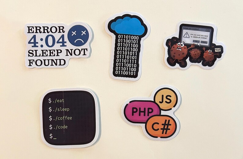 Peut inclure: Cinq autocollants en vinyle sur le th&egrave;me de la programmation : un graphique bleu Error 4:04 Sleep Not Found, un nuage bleu avec du code binaire, trois biscuits bruns r&eacute;agissant &agrave; une fen&ecirc;tre de suppression, un terminal noir et des logos PHP, JS et C#.