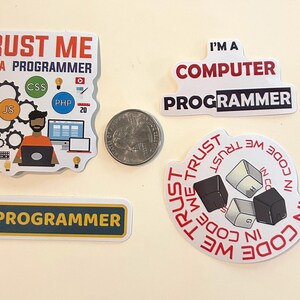 Peut inclure: Quatre autocollants en vinyle sur le th&egrave;me de la programmation avec une pi&egrave;ce de monnaie pour l'&eacute;chelle. Un autocollant indique TRUST ME I'M A PROGRAMMER, un autre I'M A COMPUTER PROGRAMMER, un est rectangulaire et un montre des touches de clavier.