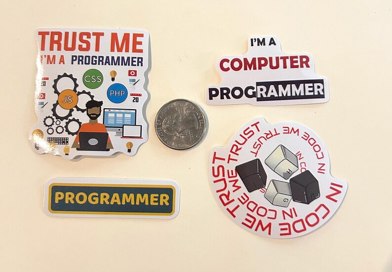 Peut inclure: Quatre autocollants en vinyle sur le th&egrave;me de la programmation avec une pi&egrave;ce de monnaie pour l'&eacute;chelle. Un autocollant indique TRUST ME I'M A PROGRAMMER, un autre I'M A COMPUTER PROGRAMMER, un est rectangulaire et un montre des touches de clavier.