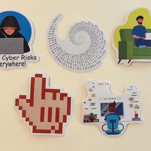 Peut inclure: Un ensemble de cinq autocollants aux motifs technologiques : une silhouette &agrave; capuche avec un ordinateur portable et le texte 'I See Cyber Risks Everywhere!', une spirale de code binaire, une personne sur un canap&eacute;, un curseur pixelis&eacute; et du code 'while //sleep()'.