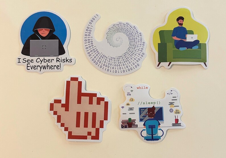 Peut inclure: Un ensemble de cinq autocollants aux motifs technologiques : une silhouette &agrave; capuche avec un ordinateur portable et le texte 'I See Cyber Risks Everywhere!', une spirale de code binaire, une personne sur un canap&eacute;, un curseur pixelis&eacute; et du code 'while //sleep()'.