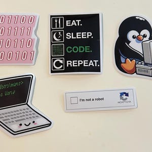 Peut inclure: Un ensemble de cinq autocollants sur le th&egrave;me de l'informatique comprenant du code binaire en rose, un carr&eacute; noir avec le texte EAT. SLEEP. CODE. REPEAT., un pingouin avec un ordinateur vintage, un ordinateur portable et une case reCAPTCHA.