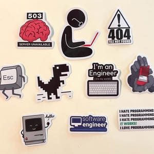 Peut inclure: Un ensemble de dix autocollants sur le th&egrave;me de l'informatique comprenant un cerveau rouge avec le texte 503, un personnage utilisant un ordinateur, un panneau d'erreur 404, une touche Esc, un dinosaure pixelis&eacute;, un clavier, une bo&icirc;te &agrave; bague et du texte.
