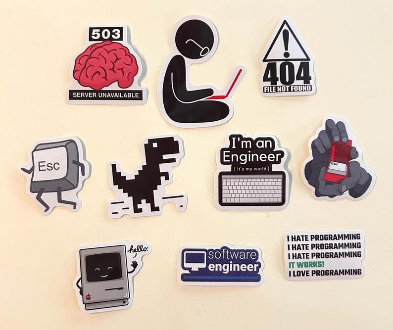 Peut inclure: Un ensemble de dix autocollants sur le th&egrave;me de l'informatique comprenant un cerveau rouge avec le texte 503, un personnage utilisant un ordinateur, un panneau d'erreur 404, une touche Esc, un dinosaure pixelis&eacute;, un clavier, une bo&icirc;te &agrave; bague et du texte.