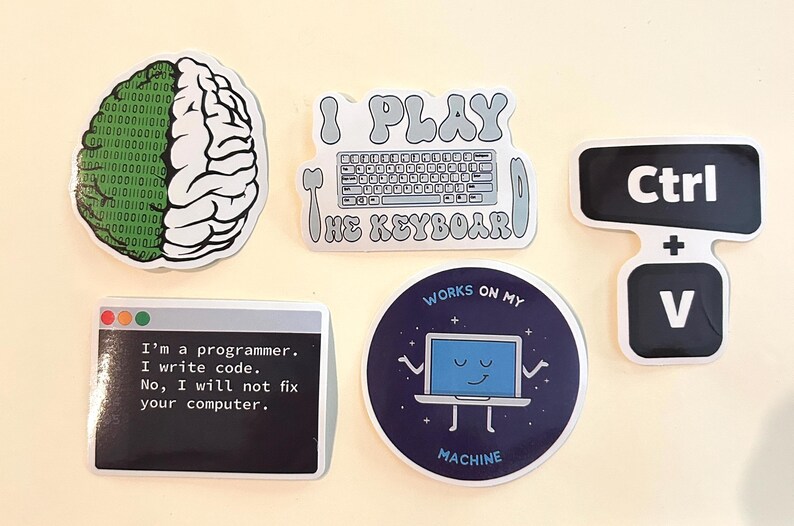 Peut inclure: Un ensemble de cinq autocollants en vinyle avec des motifs informatiques : un cerveau binaire, un clavier avec le texte I PLAY THE KEYBOARD, un graphique de touche Ctrl+V, une fen&ecirc;tre avec du texte sur la r&eacute;paration d'ordinateurs et un portable.