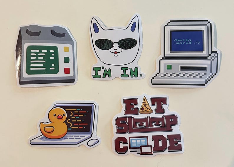 Peut inclure: Cinq autocollants en vinyle sur le th&egrave;me de la technologie : un serveur gris, un chat blanc portant des lunettes &agrave; code binaire avec le texte I'M IN, un ordinateur r&eacute;tro affichant hello world, un canard en plastique jaune sur un ordinateur portable.