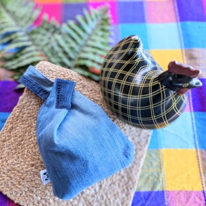 Bolso pequeño reversible japonés de mezclilla azul reciclado, bolso de mezclilla descolorida, bolso de muñeca pequeño unisex, bolso minimalista, ¡gran idea para un regalo!