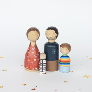 Muñecas de madera personalizadas para la familia / Regalo familiar personalizado / Regalo para niños y padres / Figuras de madera hechas a mano / Recuerdo de vacaciones imagen 9