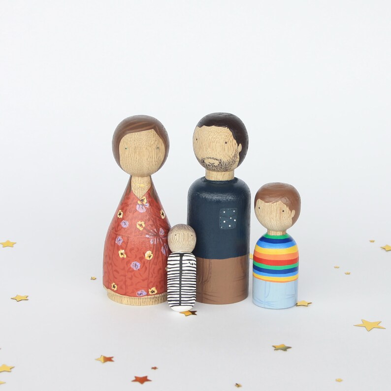 Muñecas de madera personalizadas para la familia / Regalo familiar personalizado / Regalo para niños y padres / Figuras de madera hechas a mano / Recuerdo de vacaciones imagen 9