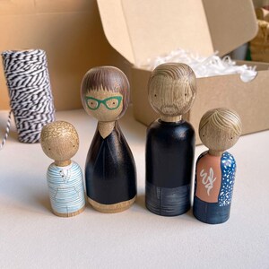 Muñecas de madera personalizadas para la familia / Regalo familiar personalizado / Regalo para niños y padres / Figuras de madera hechas a mano / Recuerdo de vacaciones imagen 5