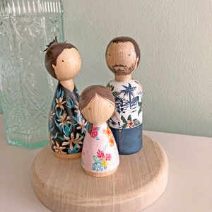Muñecas de madera personalizadas para la familia / Regalo familiar personalizado / Regalo para niños y padres / Figuras de madera hechas a mano / Recuerdo de vacaciones imagen 2