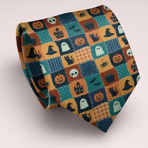 Halloween-stropdas met patchwork, retro spook- en pompoenpatroon, griezelig ruitjesdesign.
