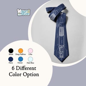 Puede incluir: Corbata azul marino con un diseño de plano de cohete blanco. La corbata se muestra sobre una superficie blanca. La imagen también muestra seis opciones de color: negro, azafrán intenso, lila, azul marino, océano y azul pálido. El texto dice "6 Different Color Option".