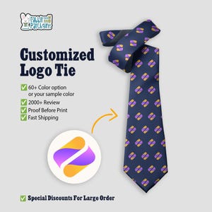 Può includere: Una cravatta blu navy con un motivo ripetuto di forme geometriche viola e gialle. La cravatta è mostrata con la parte superiore ripiegata. L'immagine include il testo "Cravatta con Logo Personalizzato" e dettagli sulle opzioni di colore, le recensioni e la spedizione.