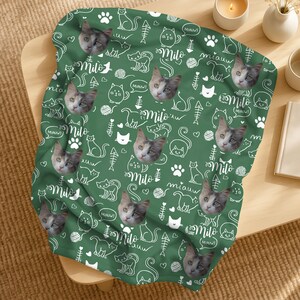 May include: A green blanket featuring a repeating pattern of white line-art cat silhouettes, fish bones, yarn balls, paw prints, and the text "Milo" and "miauw". Interspersed among the graphics are realistic photographic portraits of a cat.