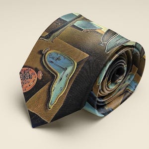 Peut inclure: Cravate roulée avec une œuvre surréaliste représentant une horloge fondante et d'autres objets en bleu, marron et orange. Un accessoire distinctif pour les amateurs d'art.