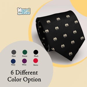 Può includere: Un cartello in legno rustico con la scritta "Welcome to our home" in stile scritto a mano. Il cartello presenta una finitura invecchiata e un design semplice e invitante, ideale per l'arredamento dell'ingresso.