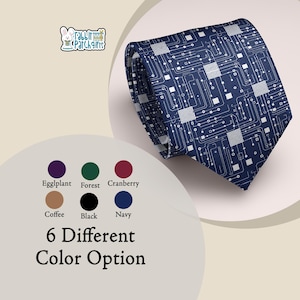 Può includere: Cravatta blu navy con motivo a circuito stampato bianco. La cravatta è piegata e angolata, mostrando il design. L'immagine mostra anche sei opzioni di colore: melanzana, verde foresta, mirtillo rosso, caffè, nero e blu navy. Testo: "6 Diverse Opzioni di Colore".