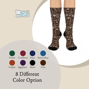 Può includere: Calze al ginocchio marroni con un motivo bianco a tema medico. Le calze hanno tallone e punta neri. L'immagine mostra una tabella colori con otto opzioni e il testo "8 Different Color Option".