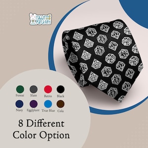 Peut inclure: Une cravate noire avec un motif répétitif blanc de dés à vingt faces. L'image comprend un logo pour Rabbit Patch Gifts et un nuancier affichant huit options : Forest, Slate, Retro, Black, Navy, Eggplant, True Blue et Cola.